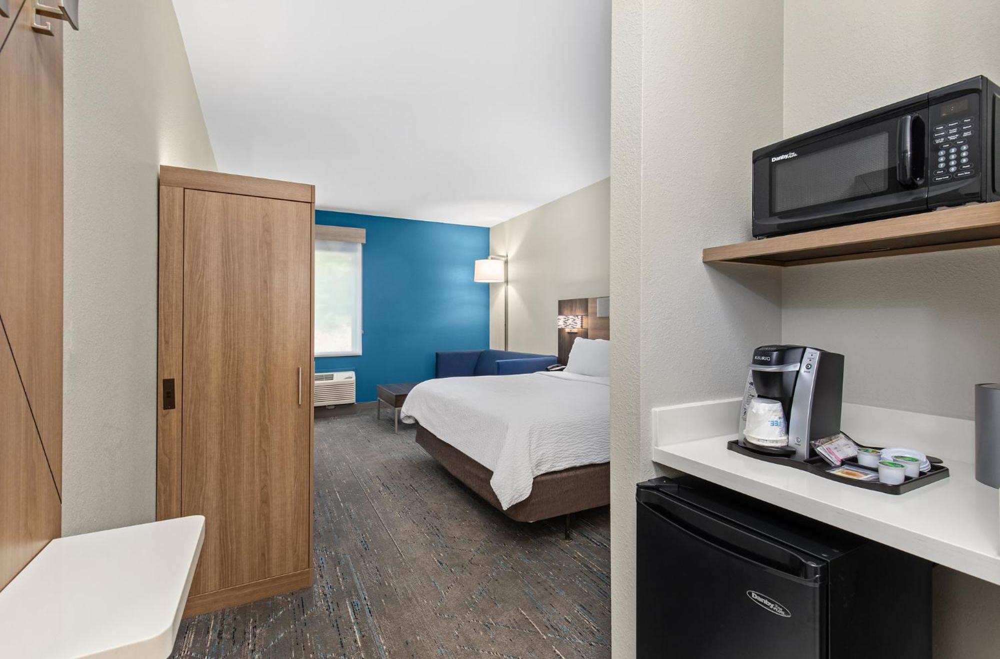 Express Waverly By Ihg Hurricane Mills