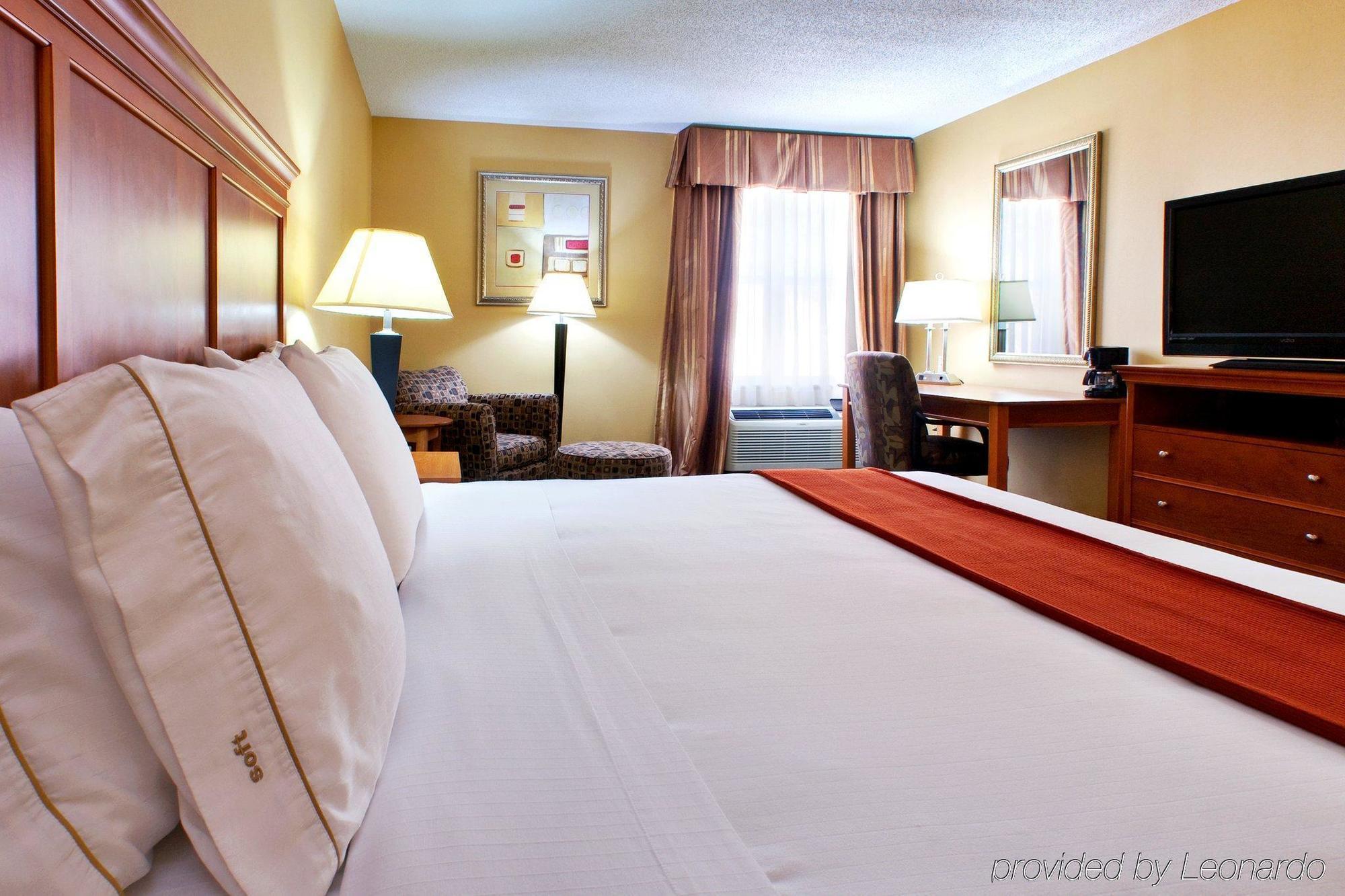 Express Waverly By Ihg Hotel 2*